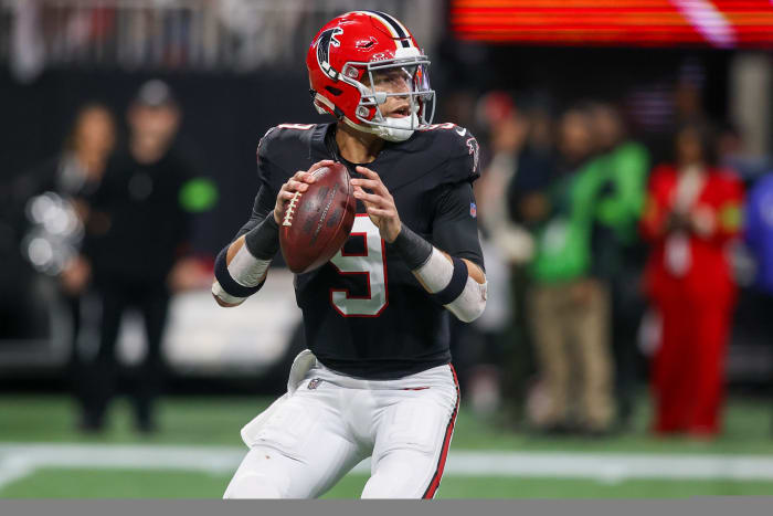 Atlanta Falcons quarterback Desmond Ridder (9) drops back to pass against the New Orleans Saints